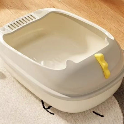 bac a litiere pour chat instalé sur un tapis