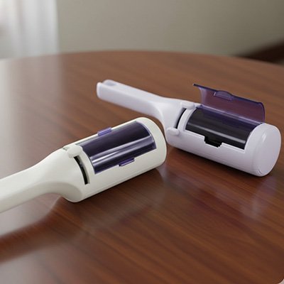brosse attrape poils chat posée sur table salon
