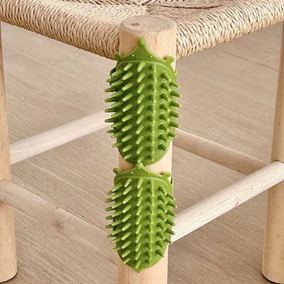 Brosse pour Chat vert attachée à une chaise