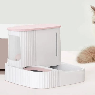 distributeur de croquettes rose posé sur le sol