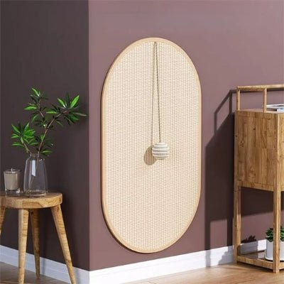 Griffoir chat mural installé entre deux meuble