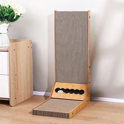 Griffoir chat posé au mur dans un couloir