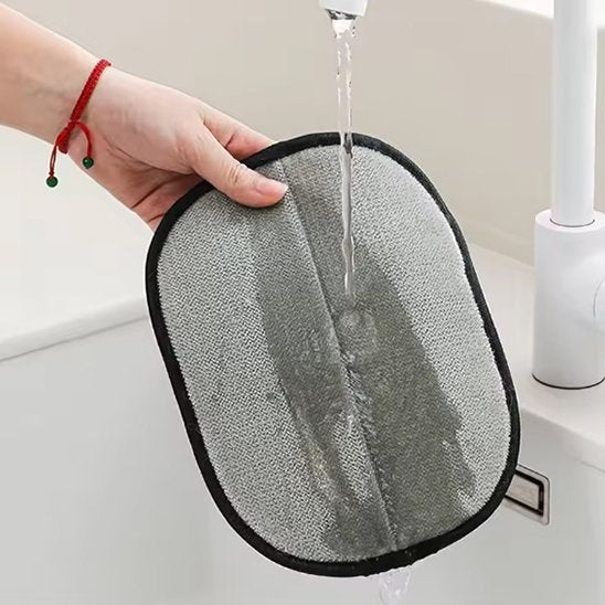 lavage gant poil chat avec de l'eau