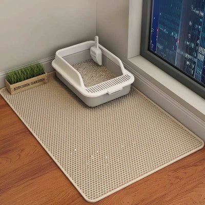 tapis chat litière installé dans un coin de la pièce