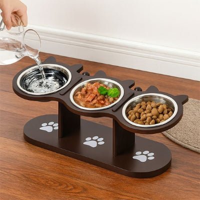 ajout eau dans gamelles pour chats