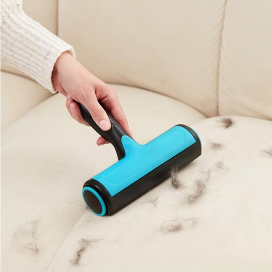 Brosse anti poil en action sur canapé