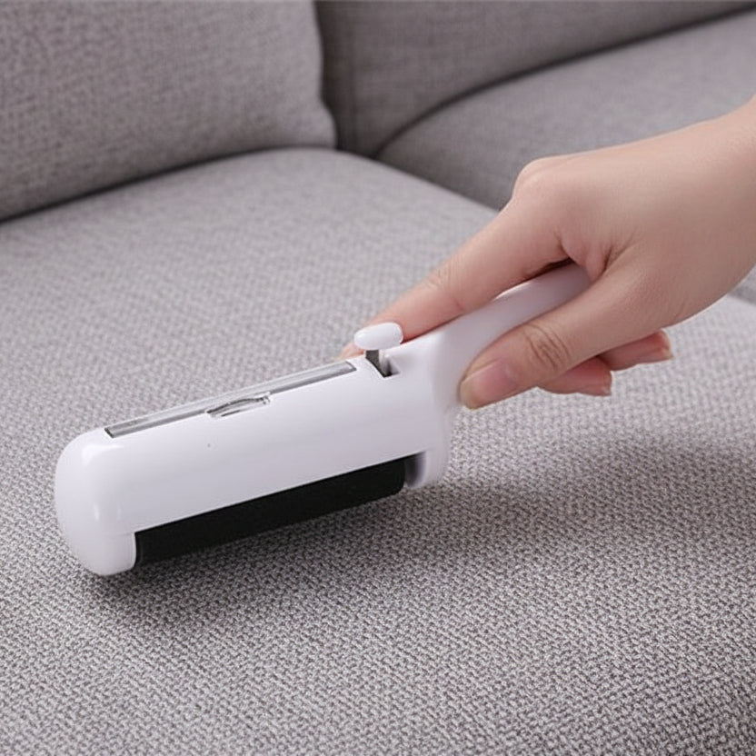 brosse attrape poils chat sur canapé