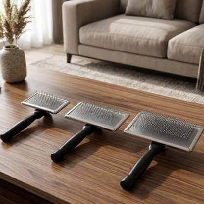 Brosse chat poils longs sur table du salon