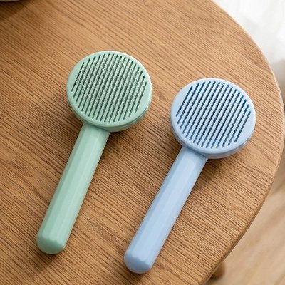 brosse pour chat à poil long sur table