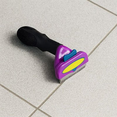 Brosse pour Chat posée sur le sol
