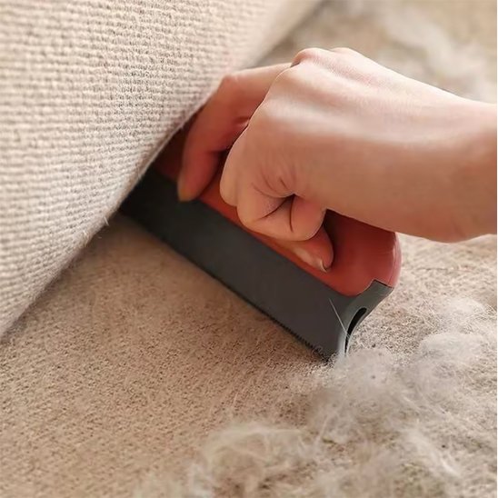 brosse pour enlever poils de chat rouge