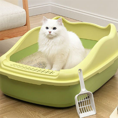 Le chat est accroupi dans le Bac à litière chat