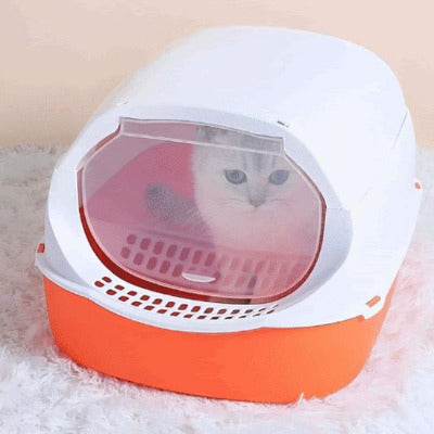 Le chat est accroupi dans le bac à litière pour chat