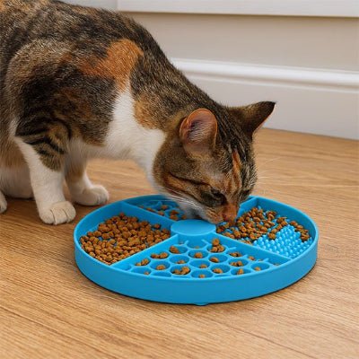chat s'alimente dans le Tapis de lechage chat