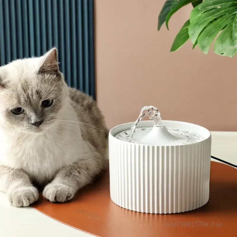 chat assis prés de la fontaine a eau ceramique chat
