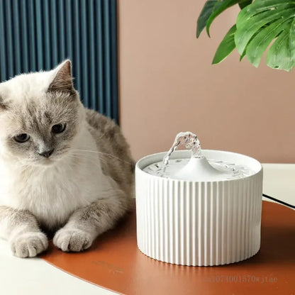 chat assis prés de la fontaine a eau ceramique chat