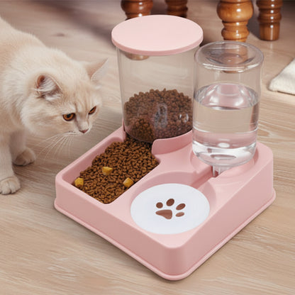 chat beige approche distributeur de croquettes pour chat rose