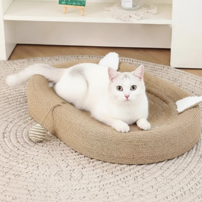 chat blanc allongé dans griffoir a chat 