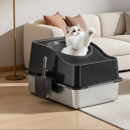 chat blanc sortant du bac a litiere chat fermé 