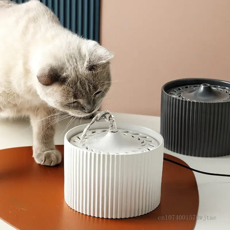 chat buvant dans la fontaine a eau ceramique chat blanche