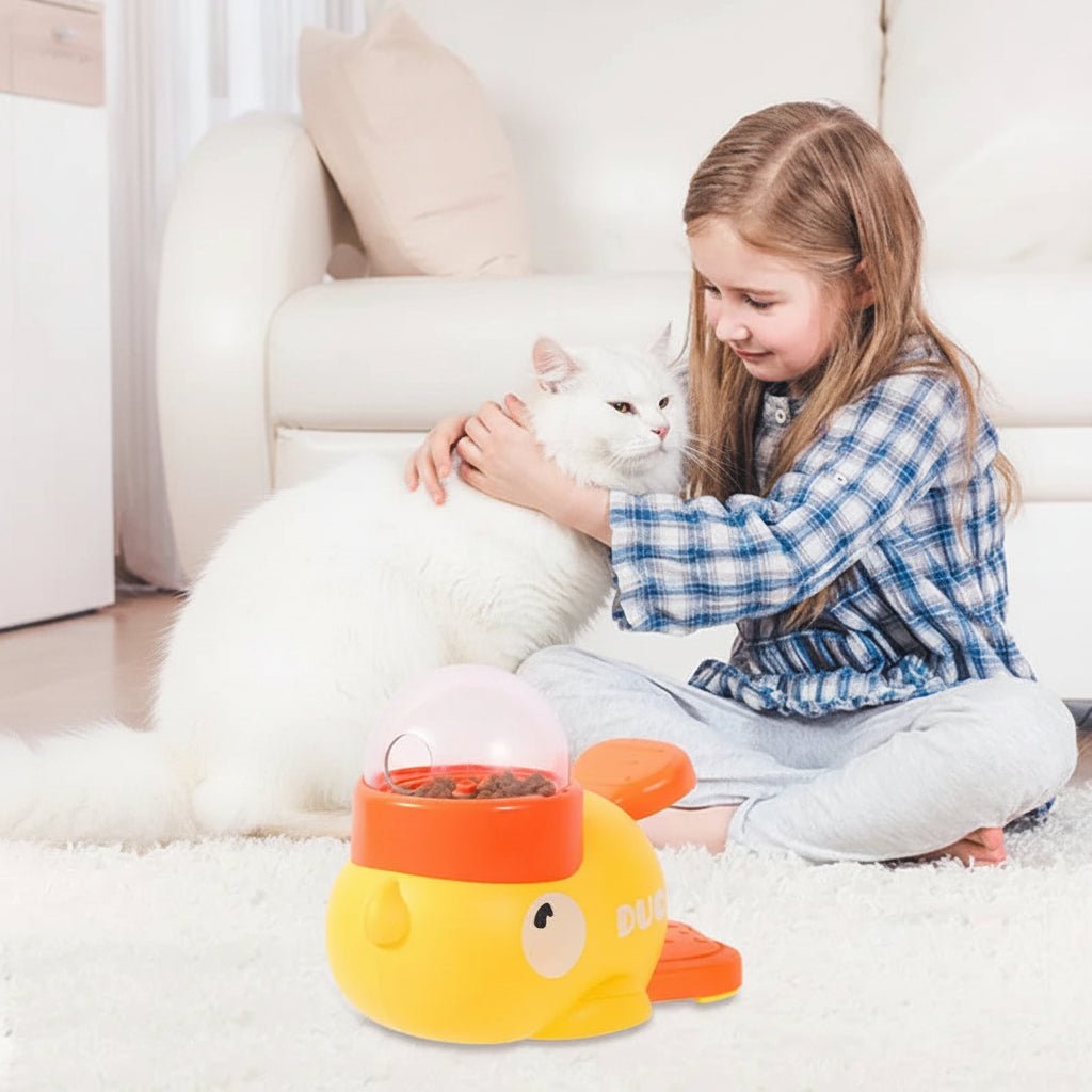 la fille caresse son chat devant le jouet distributeur de croquettes chat