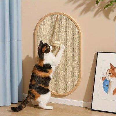 Chat étire ses pattes sur un griffoir chat mural