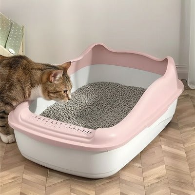 Le chat examine l’entrée du bac à litière chat