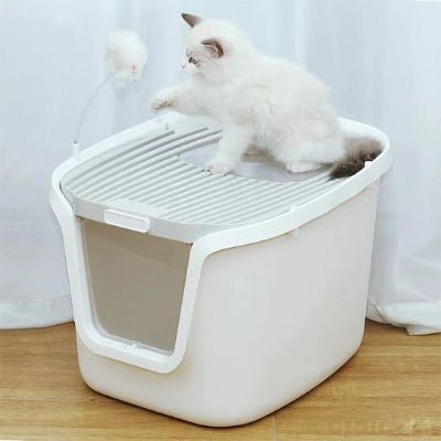 chat jouant sur le bac a litiere chats