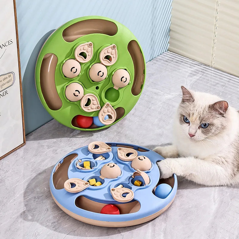 chat se repose à côté de la gamelle ludique pour chat