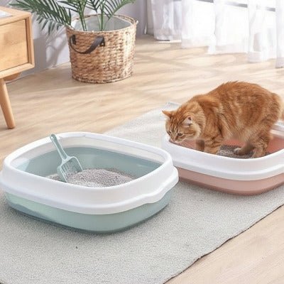 Le chat tourne en rond dans le bac a litiere pour chat rose 