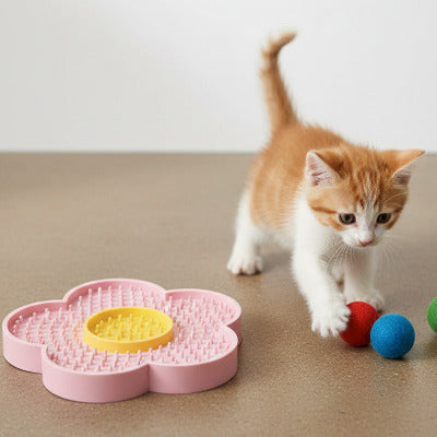 chaton jouant a cote de la gamelles anti glouton chat rose