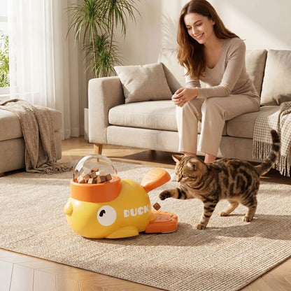 chaton jouant avec jouet distributeur de croquettes chat