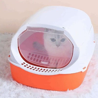 Le chat est accroupi dans le bac à litière pour chat