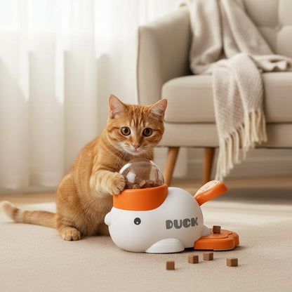 chatte jouant avec  jouet distributeur de croquettes chat