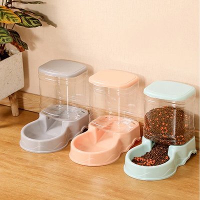 trois coloris disponible de distributeur de croquettes