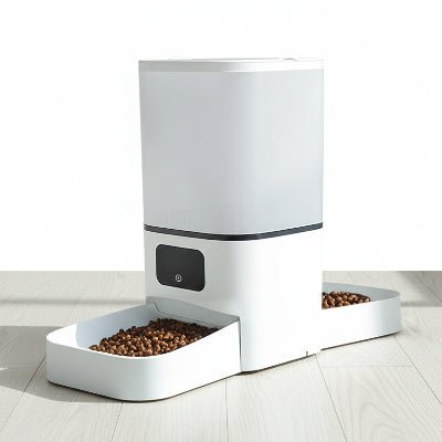 distributeur automatique croquettes chat posé sur un planché gris
