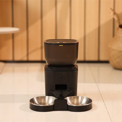 distributeur croquette chat automatique posé sur le sol