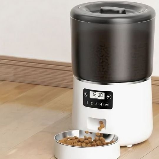 distributeur croquette chat blanc distribue une portion