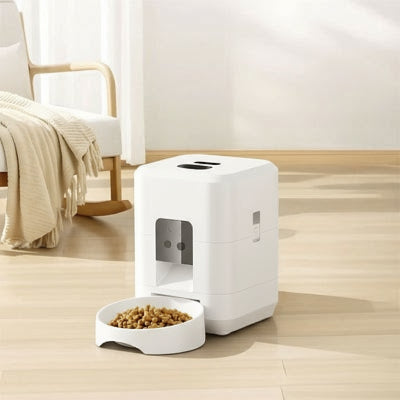 distributeur de croquettes pour chat dans le salon