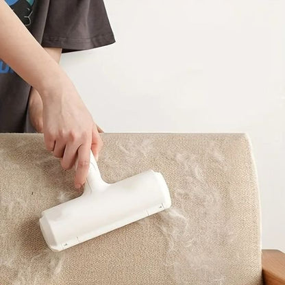 femme enlève les poils avec une Brosse anti poil