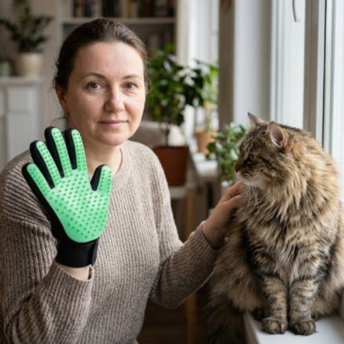 femme montre le gant poil chat vert