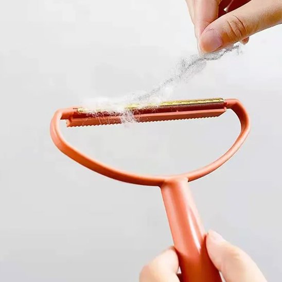 femme retire poils brosse anti poils 