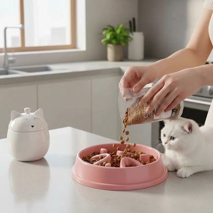 femme verse du croquettes dans la gamelle chat anti glouton 