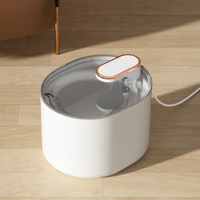 fontaine à chat blanche