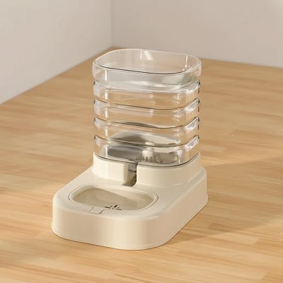 fontaine eau pour chat posée sur le sol dans un coin du salon 