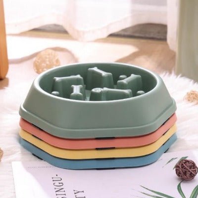 Gamelles anti glouton empilées sur un tapis.