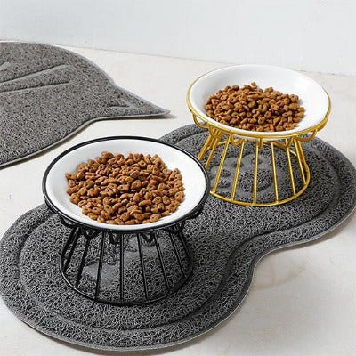 gamelle chat surélevée posée sur un tapis pour chat
