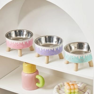 gamelles chat posée dans un étagère bien rangé 