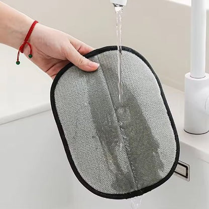 lavage gant poil chat avec de l'eau 