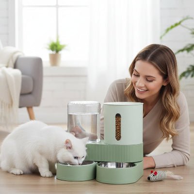 propriétaire assis à côté de distributeur de croquette